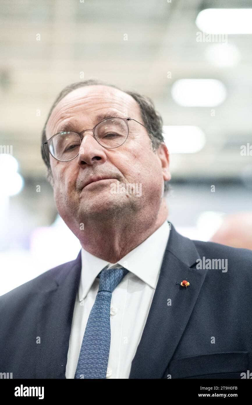 Paris, France. 21 novembre 2023. Michael Bunel/le Pictorium - exposition des maires 2023 - 21/11/2023 - France/Ile-de-France (région)/Paris - Portrait rapproché de l'ancien président français François Hollande en visite au salon des maires du parc des expositions de la porte de Versailles. 21 octobre 2023. Crédit : LE PICTORIUM/Alamy Live News Banque D'Images