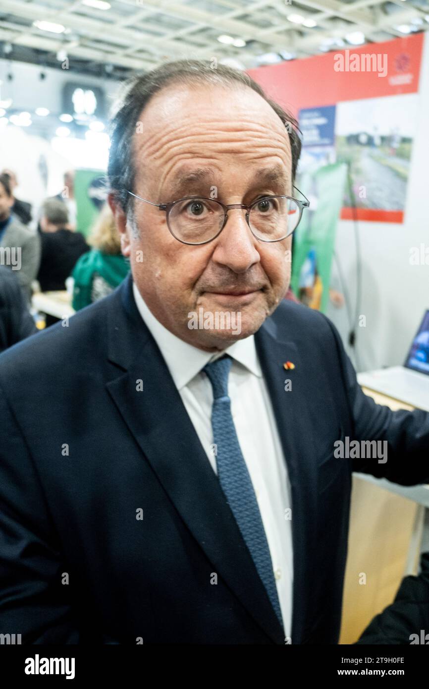 Paris, France. 21 novembre 2023. Michael Bunel/le Pictorium - exposition des maires 2023 - 21/11/2023 - France/Ile-de-France (région)/Paris - Portrait rapproché de l'ancien président français François Hollande en visite au salon des maires du parc des expositions de la porte de Versailles. 21 octobre 2023. Crédit : LE PICTORIUM/Alamy Live News Banque D'Images