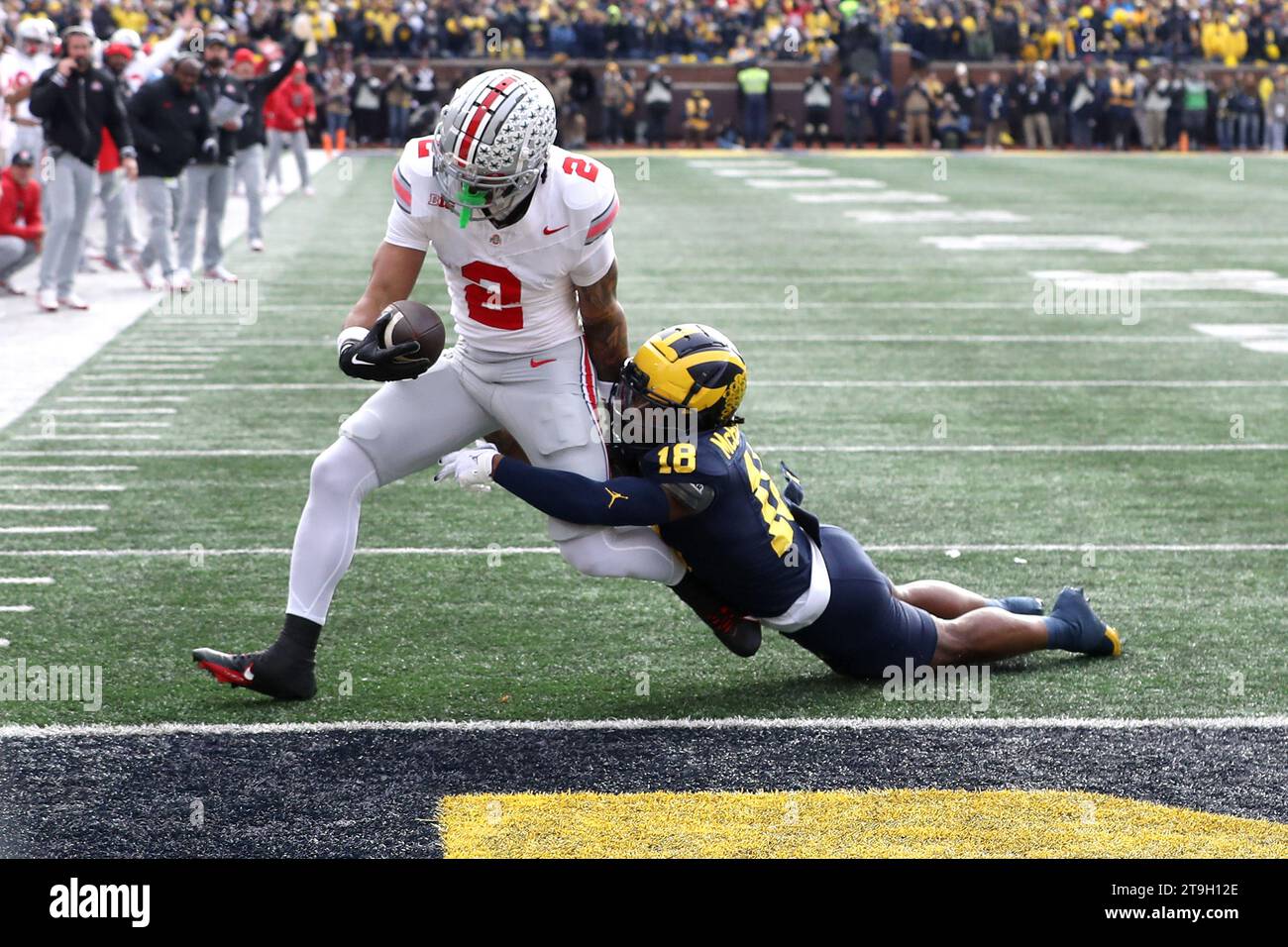 Ann Arbor, États-Unis. 25 novembre 2023. Ohio State Buckeyes Emeka Egbuka (2) franchit la ligne de but pour un touchdown entraînant le défenseur des Michigan Wolverine Ja'Den McBurrows (18) lors du deuxième quart-temps à Ann Arbor, Michigan, le samedi 25 novembre 2023. Photo de Aaron Josefczyk/UPI crédit : UPI/Alamy Live News Banque D'Images