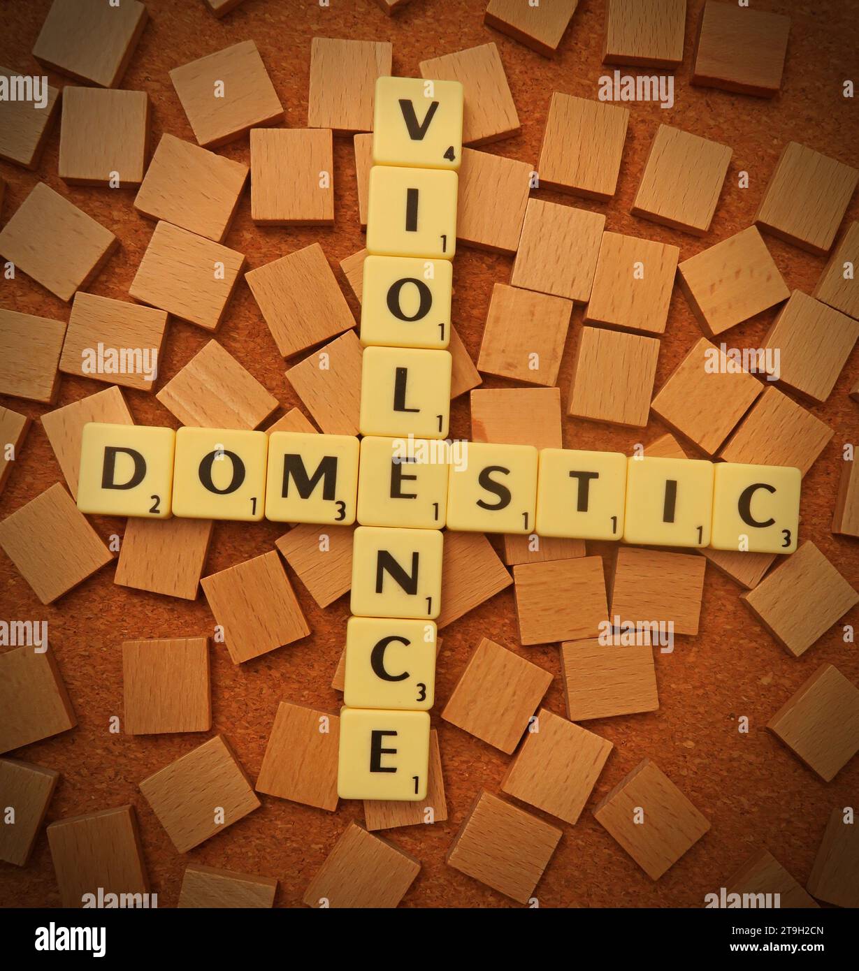 Violence domestique expliquée dans les lettres Scrabble, DV à la maison Banque D'Images