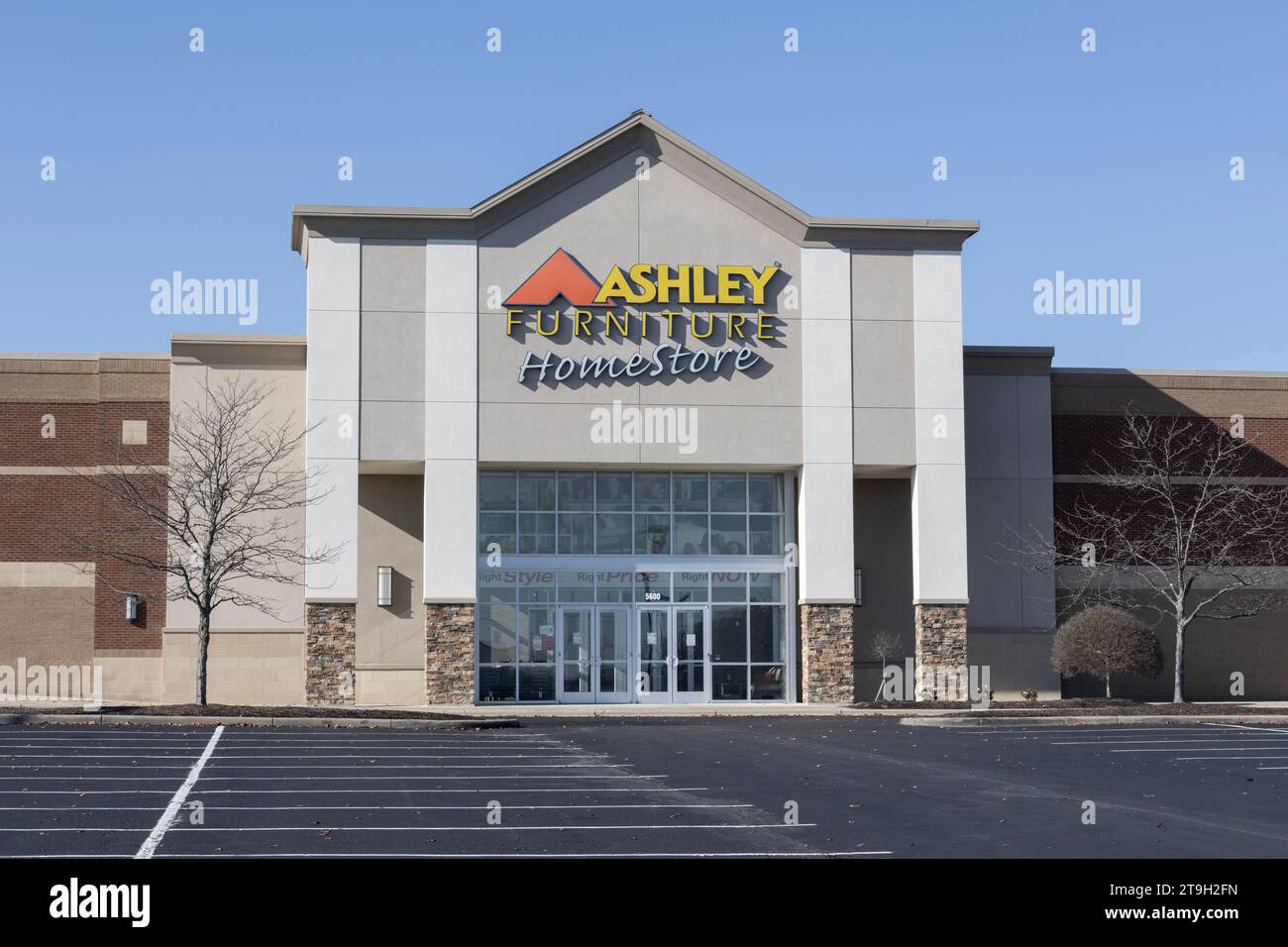Mason - 23 novembre 2023 : Ashley Furniture Homestore Retail. Ashley Homestore est le plus grand détaillant de meubles de maison en Amérique du Nord. Banque D'Images