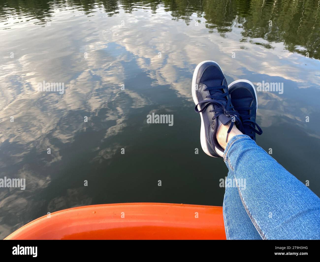 Pieds sur le bord du catamaran ou du bateau, espace copie. Personne pendante sur les pieds au-dessus de l'eau. Concept de loisirs sur la nature Banque D'Images