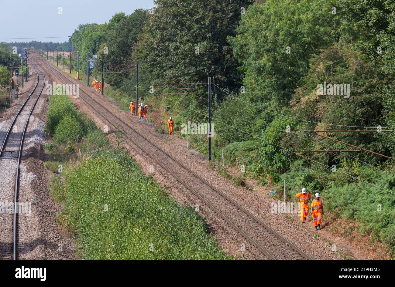 Réseau gang de maintenance de voie ferrée le long d'une ligne opérationnelle à Fitzwilliam (Yorkshire) Banque D'Images