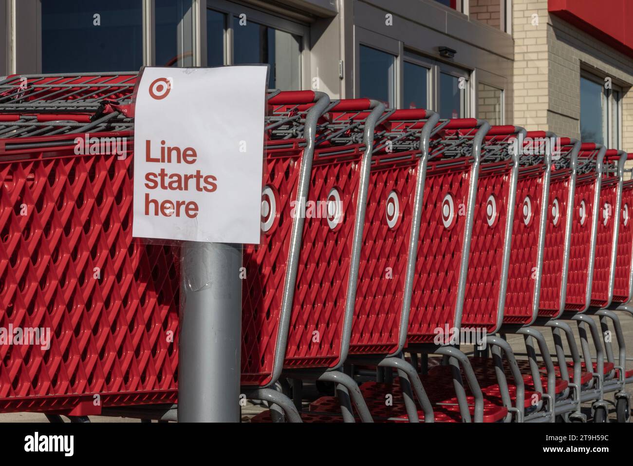 Cincinnati – le 23 novembre 2023 : le grand magasin Target se prépare pour les foules du Black Friday. Target est un magasin offrant des produits d'épicerie, des vêtements et de l'électricité Banque D'Images