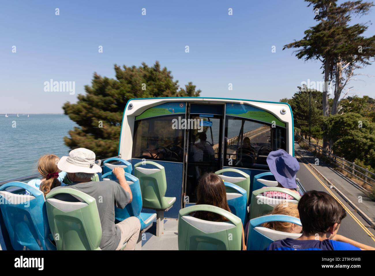 Bus touristique à toit ouvert en bord de mer sur l'île de Wight, en Angleterre Banque D'Images