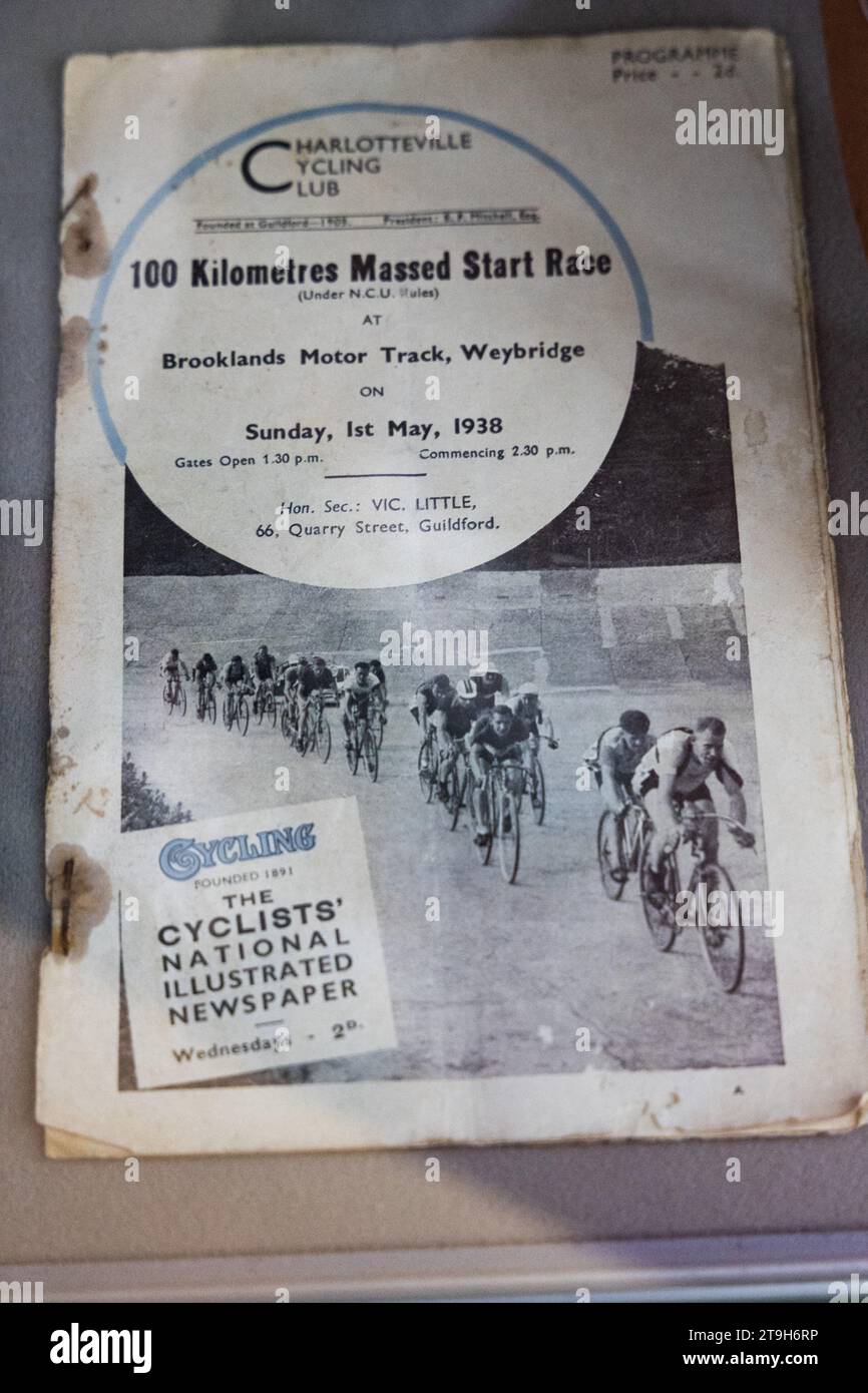 1938 Programme cycliste pour 100 km départ massif de la course cycliste sur la piste de Brooklands - exposé au musée Brooklands, Weybridge, Surrey, Royaume-Uni Banque D'Images