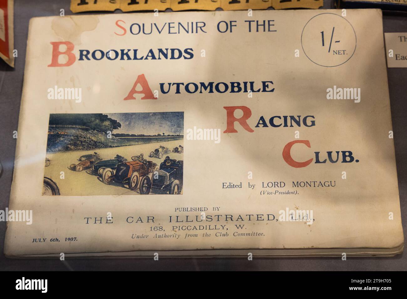1907 souvenir du Brooklands automobile Racing Club écrit par Lord Montagu exposé au Brooklands Museum, Weybridge, Surrey, Royaume-Uni Banque D'Images