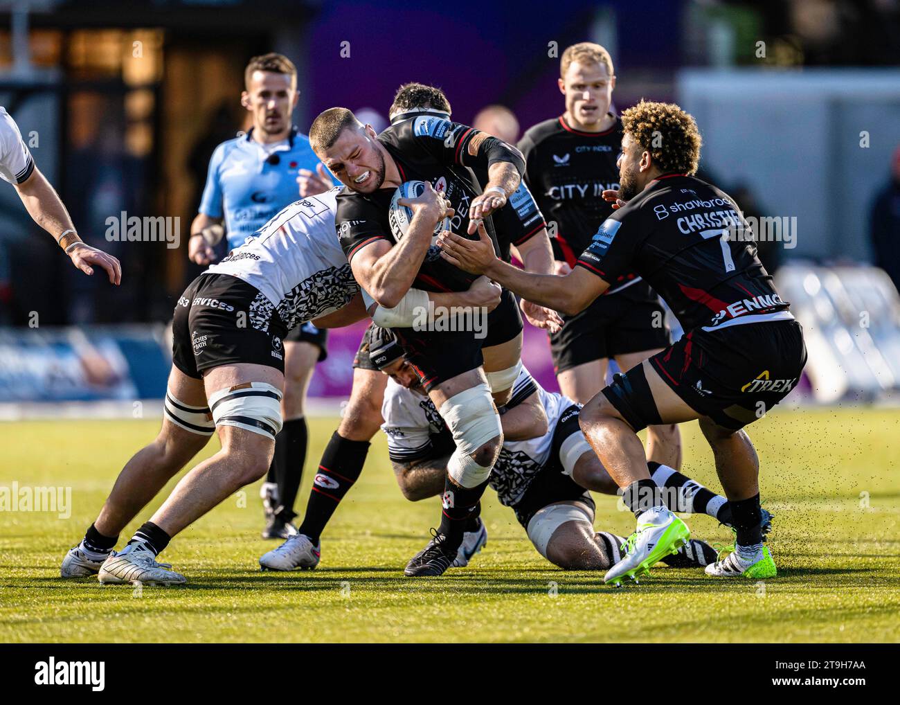 LONDRES, ROYAUME-UNI. 25 novembre 2023. Tom Wills of Saracens (au centre) est affronté lors de Saracens vs Bristol Bears - Gallagher Premiership Rugby R au StoneX Stadium le samedi 25 novembre 2023. LONDRES ANGLETERRE. Crédit : Taka G Wu/Alamy Live News Banque D'Images