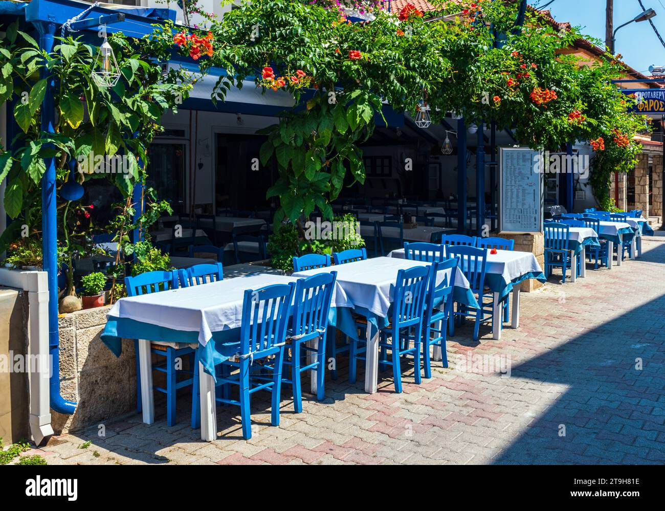 Taverne grecque traditionnelle par une journée ensoleillée, en Grèce Banque D'Images