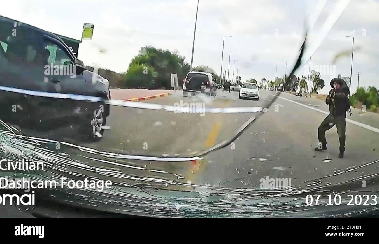Attaque DU HAMAS contre une colonie israélienne le 7 octobre 2023. Photo dashcam de voiture d'un tireur du Hamas. Banque D'Images