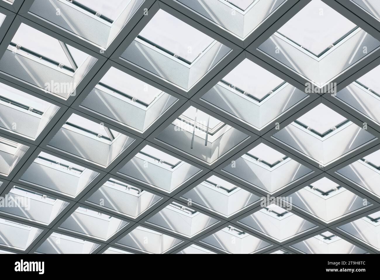 Venise, Italie - novembre 9 2023 : plafond de verre futuriste moderne de l'aéroport de Venise Banque D'Images