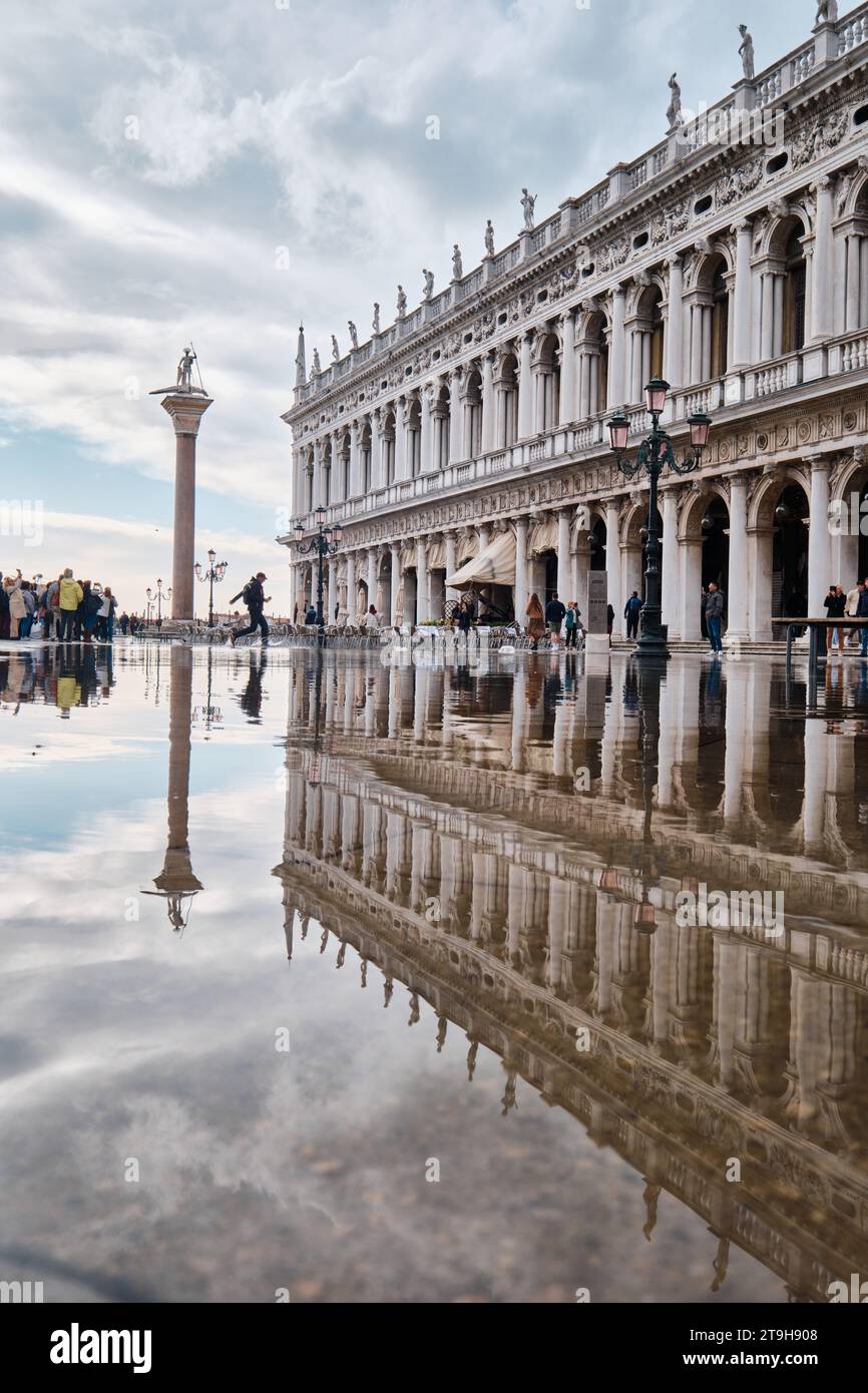 Venise, Italie - novembre 9 2023 : Campanile Saint-Marc (Piazza San Marco) et Colonna di San Todaro par jour de pluie Banque D'Images