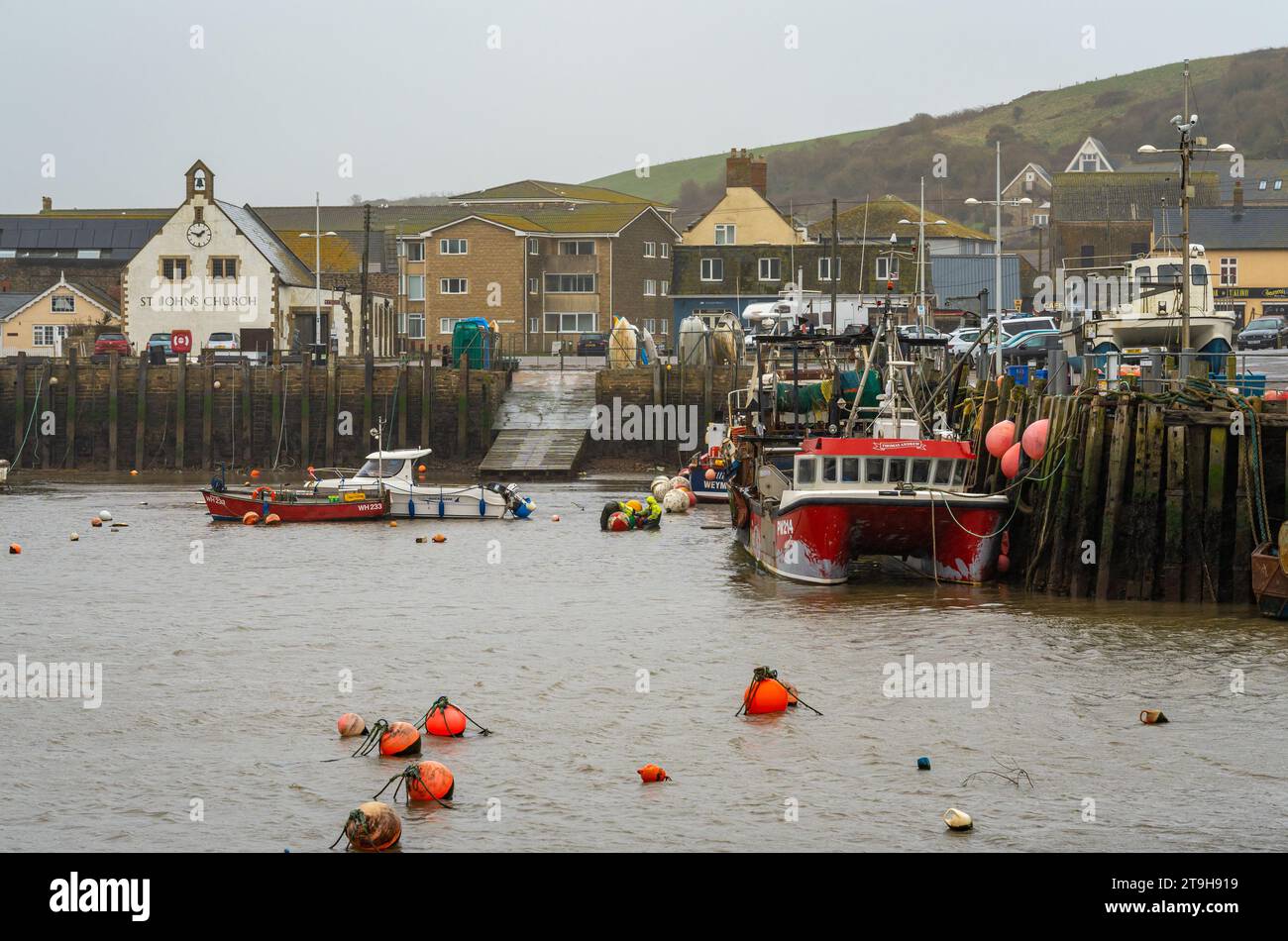 West Bay, Royaume-Uni, 23.03.2023, Bridport Harbour à West Bay, Dorset, un jour de pluie Banque D'Images