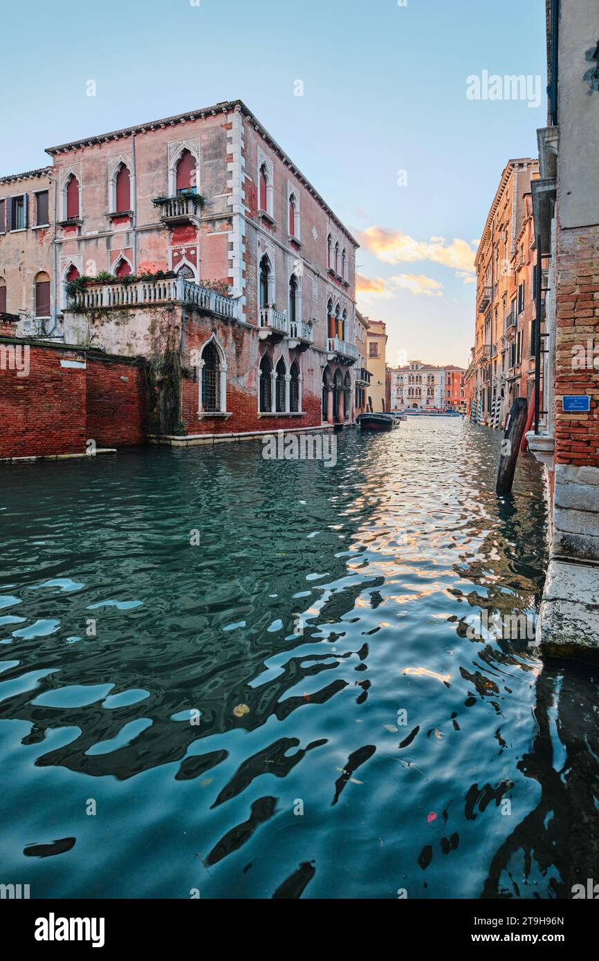 Venise, Italie - novembre 9 2023 : paysage urbain et canaux de Venise et architecture colorée et ancienne de la ville Banque D'Images
