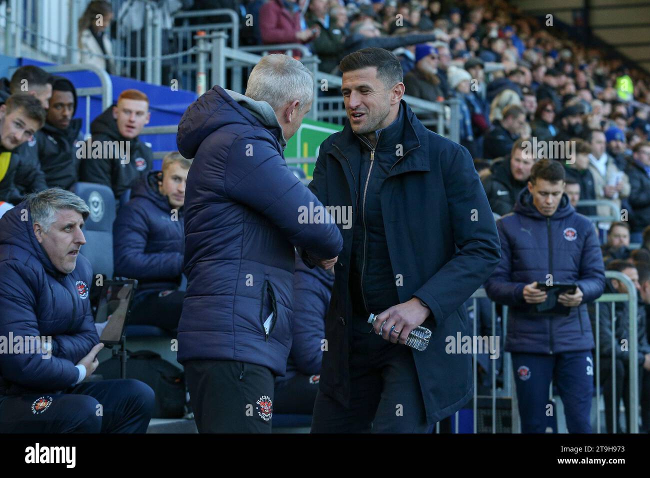 Portsmouth, Royaume-Uni. 25 novembre 2023. Le Manager de Portsmouth John Mousinho poignée de main avec le Manager de Blackpool Neil Critchley lors du match EFL League One de Portsmouth FC contre Blackpool FC au Fratton Park, Portsmouth, Angleterre, Royaume-Uni le 25 novembre 2023 Credit : Every second Media/Alamy Live News Banque D'Images