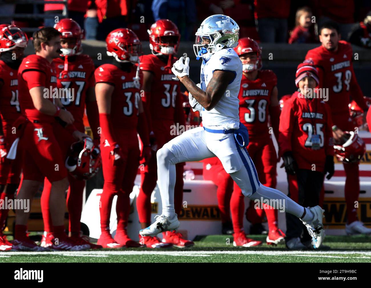 Louisville, États-Unis. 25 novembre 2023. Barion Brown (7 ans), le joueur des Wildcats du Kentucky, participe au coup d’envoi du touchdown lors de la seconde moitié de match contre les Cardinals de Louisville au L&N Stadium le samedi 25 novembre 2023 à Louisville. Kentucky. Photo de John Sommers II/UPI crédit : UPI/Alamy Live News Banque D'Images