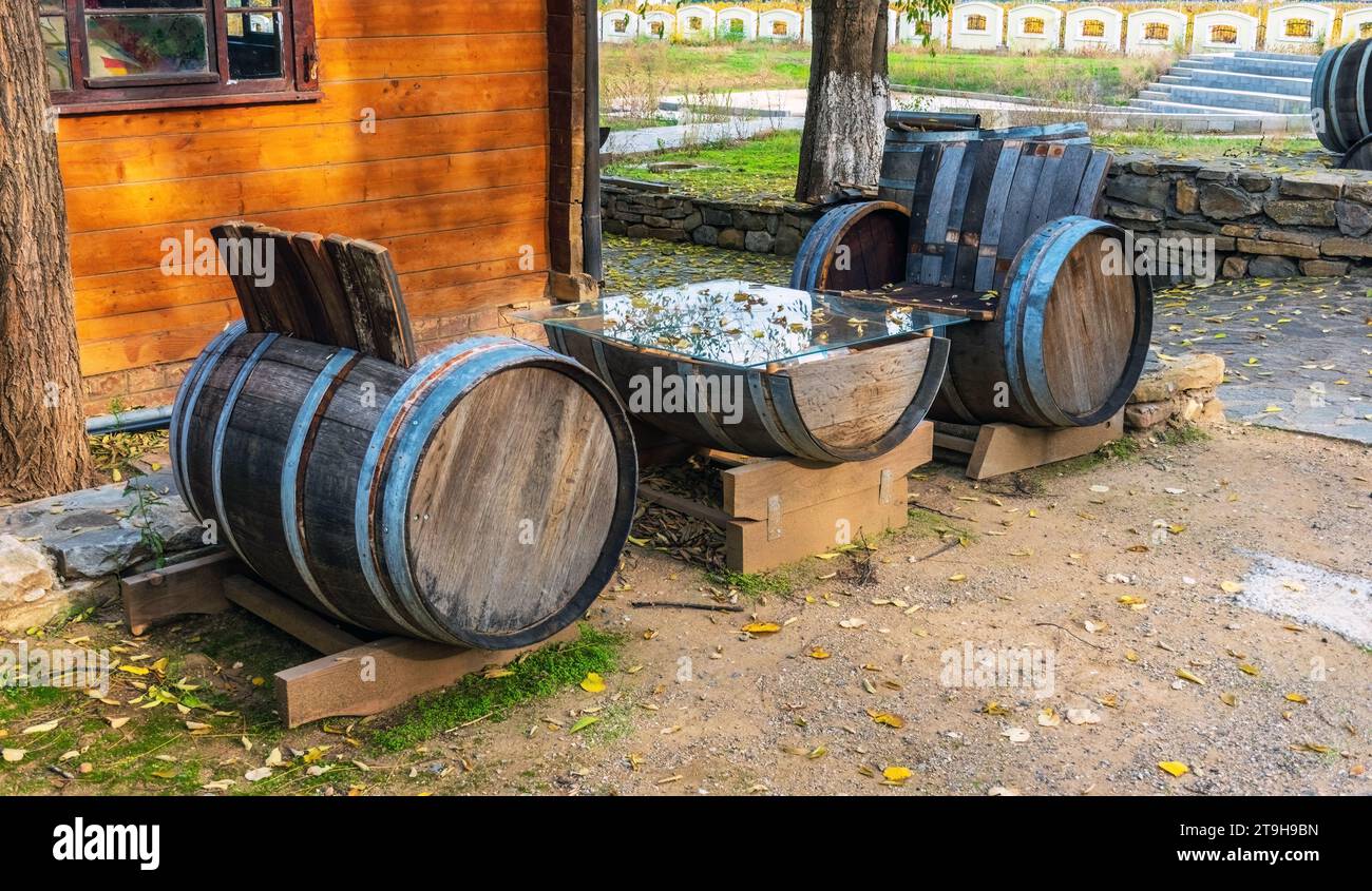 Table avec bancs pour dégustation de vin, Villa Maria, Macédoine du Nord Banque D'Images