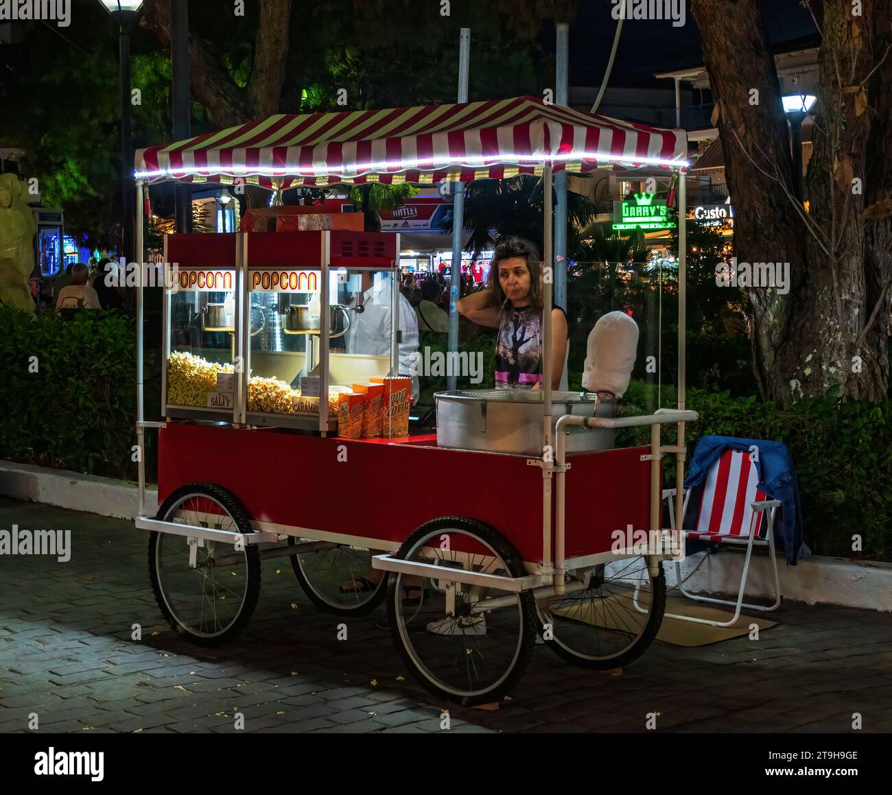 Un vieux chariot de pop-corn rouge dans la rue. Chaniotis, Grèce Banque D'Images