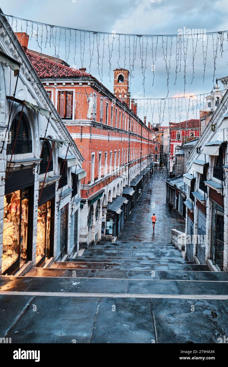 Venise, Italie - novembre 9 2023 : rue vide du pont du Rialto tôt le matin Banque D'Images