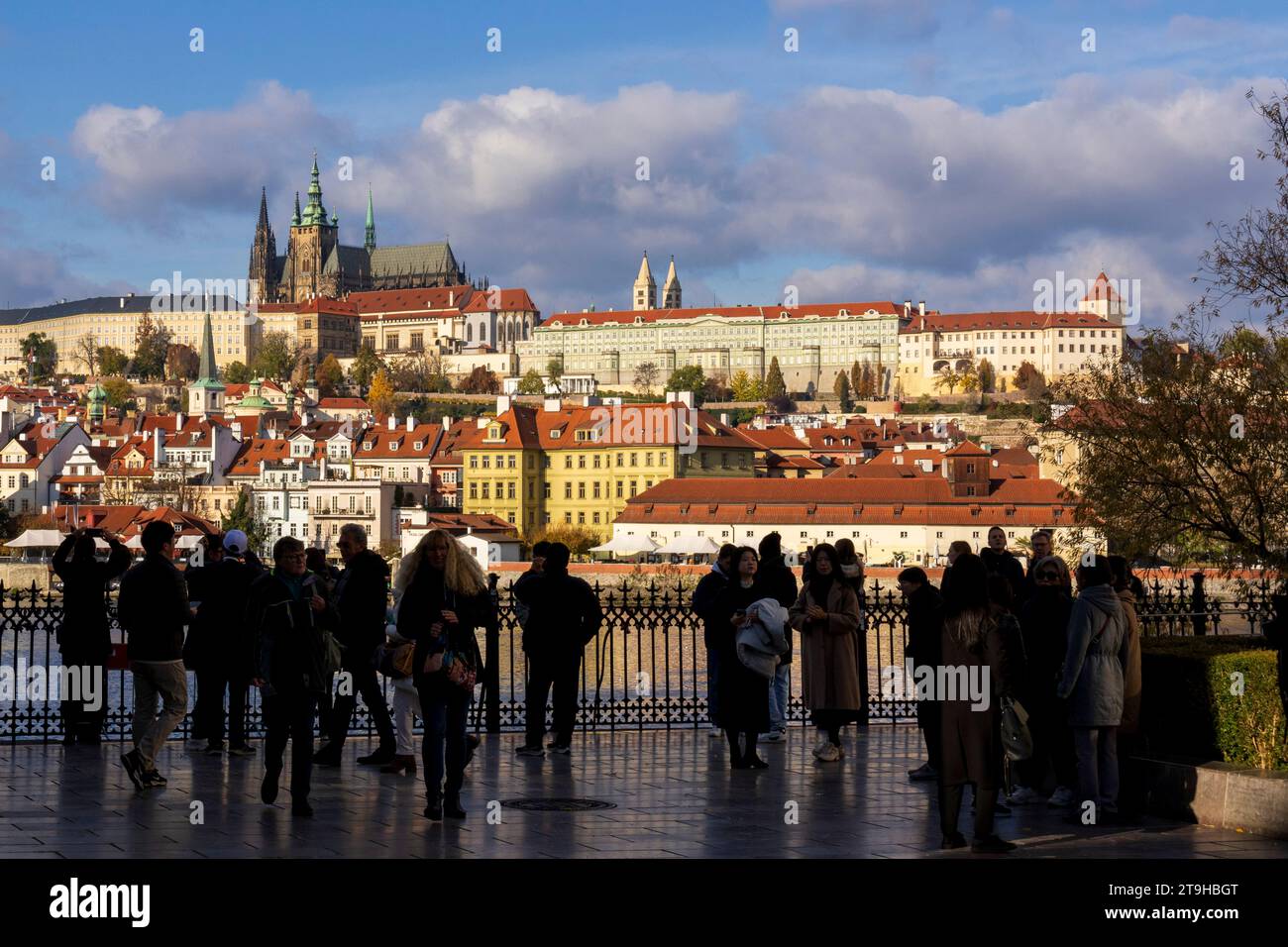Vue de Malá Strana avec les touristes et la rivière Vltava avec le château de Prague et St. Cathédrale de Vitus, Prague, Bohême, République tchèquePrague, Tchèque Banque D'Images