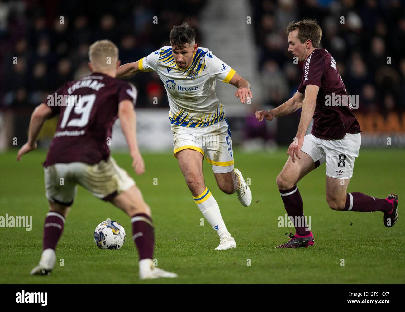 Edimbourg, Royaume-Uni. 25 novembre 2023. Scottish Premiership - Heart of Midlothian FC v St Johnstone FC 25/11/2023 le défenseur de St Johnstone, Ryan McGowan, tente de briser la défense à domicile alors que Hearts affrontent St Johnstone dans le Scottish Premiership au Tynecastle Stadium, Édimbourg, Royaume-Uni crédit : Ian Jacobs/Alamy Live News Banque D'Images