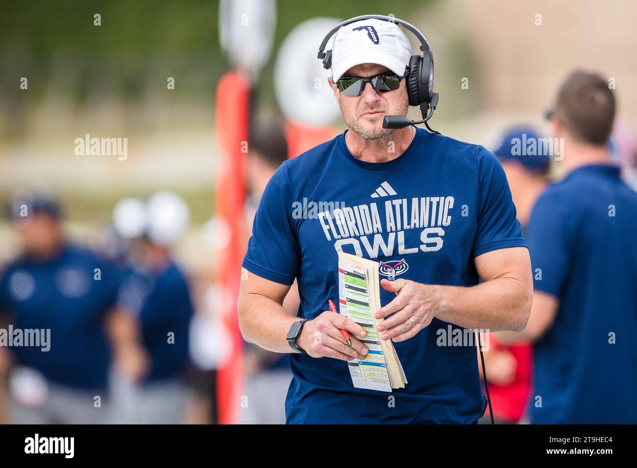Houston, Texas, États-Unis. 25 novembre 2023. Tom Herman, entraîneur-chef des Florida Atlantic Owls, marche sur le banc de touche lors du match de football de la NCAA entre les Florida Atlantic Owls et les Rice Owls au Rice Stadium de Houston, Texas. Rice bat Florida Atlantic 24-21. Prentice C. James/CSM/Alamy Live News Banque D'Images