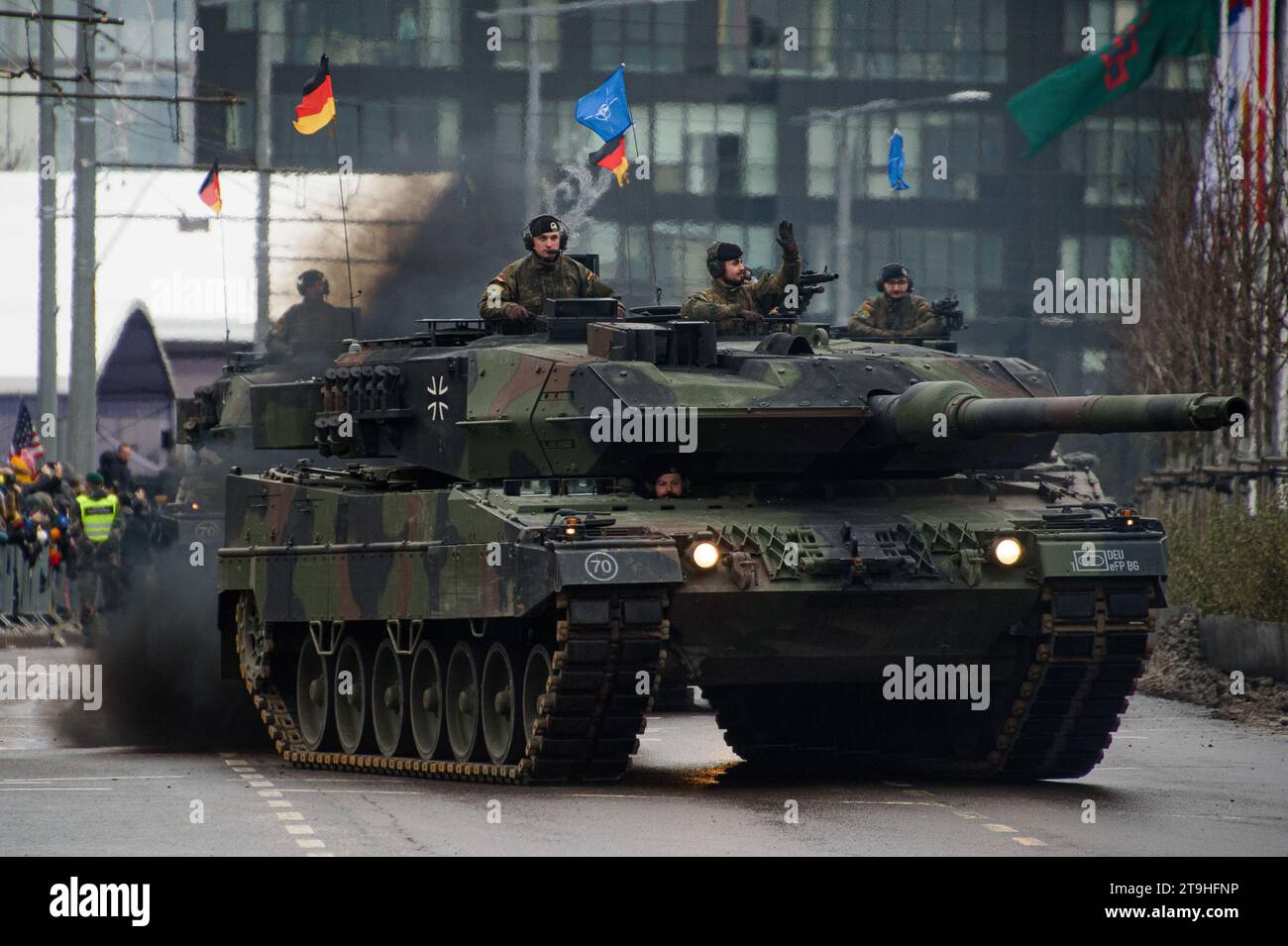 Vilnius, Lituanie. 25 novembre 2023. Les chars de combat Leopard 2A6 de l'armée allemande participent à un défilé militaire lors de la Journée des forces armées à Vilnius. La Journée des forces armées honore le rétablissement des forces armées lituaniennes le 23 novembre 1918. La parade militaire commémorant cette fête a lieu cette année le 25 novembre à Vilnius. L'armée lituanienne et les alliés des pays de l'OTAN ont pris part au défilé, totalisant environ 1 400 personnes et 100 pièces d'équipement militaire. Crédit : SOPA Images Limited/Alamy Live News Banque D'Images