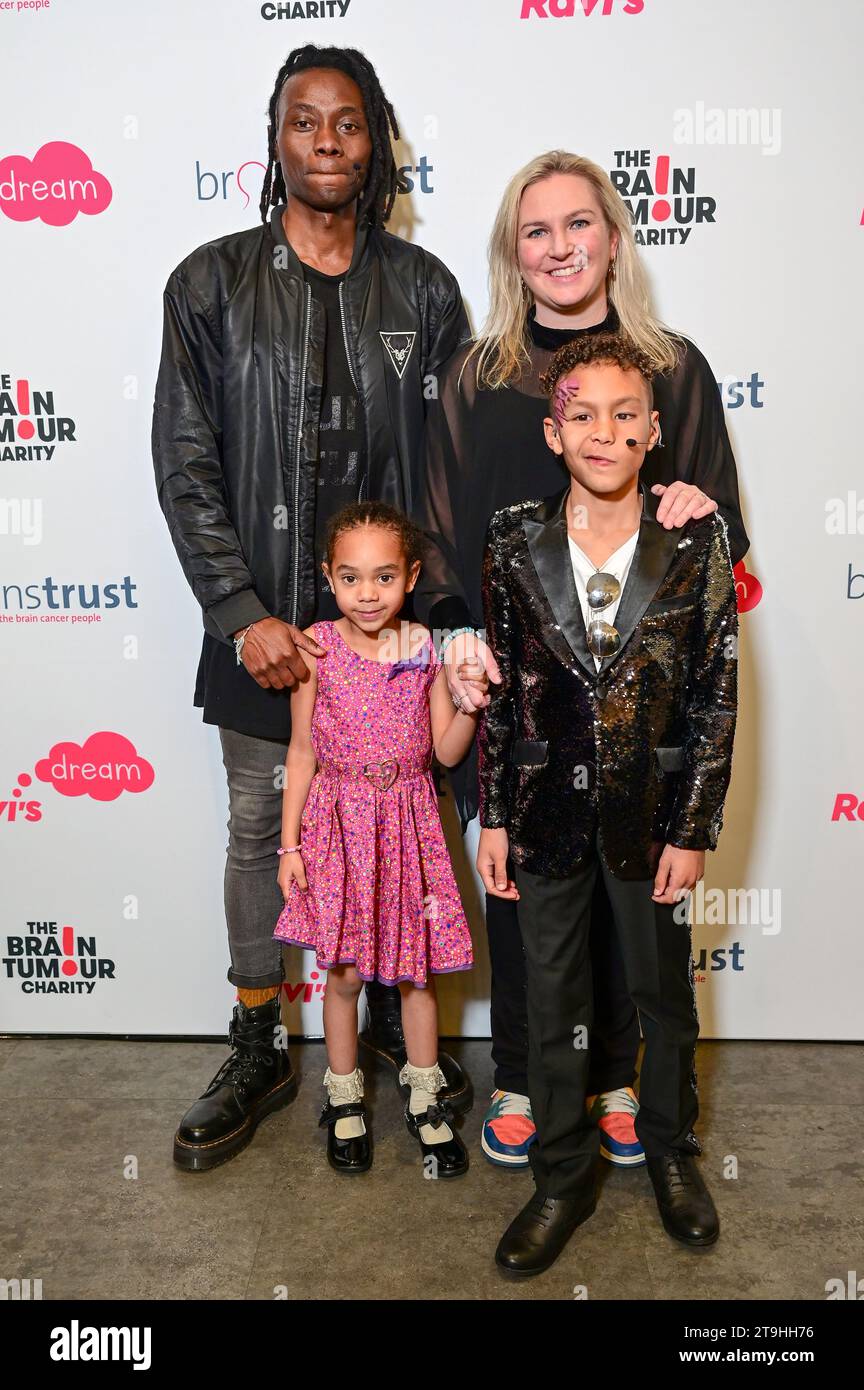 Studio Society, Londres, Royaume-Uni. 253 novembre 2023. Olugbenga Adelekan et son épouse Bethan, Maya Adelekan et Ravi Adelekan assistent au prix Pride of Britian - Ravi rêve d'un avenir meilleur pour les enfants atteints de tumeurs cérébrales, il a choisi un thème de l'avenir pour son incursion dans la mode! La piste présente des enfants vivant avec des tumeurs cérébrales, portant des objets étonnants et prouvant que leurs tumeurs ne les définissent pas. Vous pouvez faire un don à https://www.givewheel.com/fundraising/1614/ravis-dream/ crédit : Voir Li/Picture Capital/Alamy Live News Banque D'Images