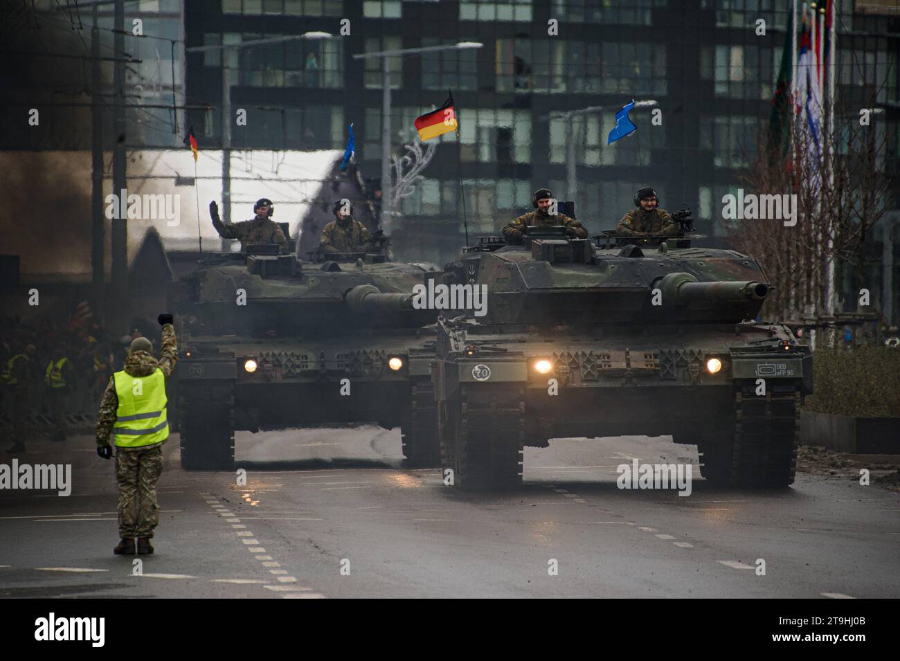 Vilnius, Lituanie. 25 novembre 2023. Les chars de combat Leopard 2A6 de l'armée allemande participent à un défilé militaire lors de la Journée des forces armées à Vilnius. La Journée des forces armées honore le rétablissement des forces armées lituaniennes le 23 novembre 1918. La parade militaire commémorant cette fête a lieu cette année le 25 novembre à Vilnius. L'armée lituanienne et les alliés des pays de l'OTAN ont pris part au défilé, totalisant environ 1 400 personnes et 100 pièces d'équipement militaire. (Photo de Yauhen Yerchak/SOPA Images/Sipa USA) crédit : SIPA USA/Alamy Live News Banque D'Images