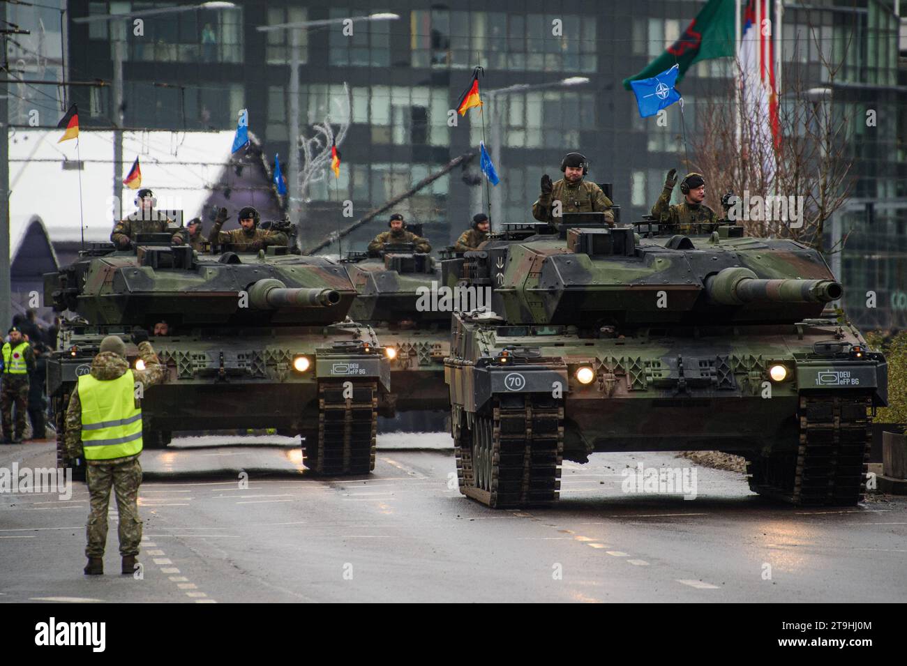 Vilnius, Lituanie. 25 novembre 2023. Les chars de combat Leopard 2A6 de l'armée allemande participent à un défilé militaire lors de la Journée des forces armées à Vilnius. La Journée des forces armées honore le rétablissement des forces armées lituaniennes le 23 novembre 1918. La parade militaire commémorant cette fête a lieu cette année le 25 novembre à Vilnius. L'armée lituanienne et les alliés des pays de l'OTAN ont pris part au défilé, totalisant environ 1 400 personnes et 100 pièces d'équipement militaire. (Photo de Yauhen Yerchak/SOPA Images/Sipa USA) crédit : SIPA USA/Alamy Live News Banque D'Images