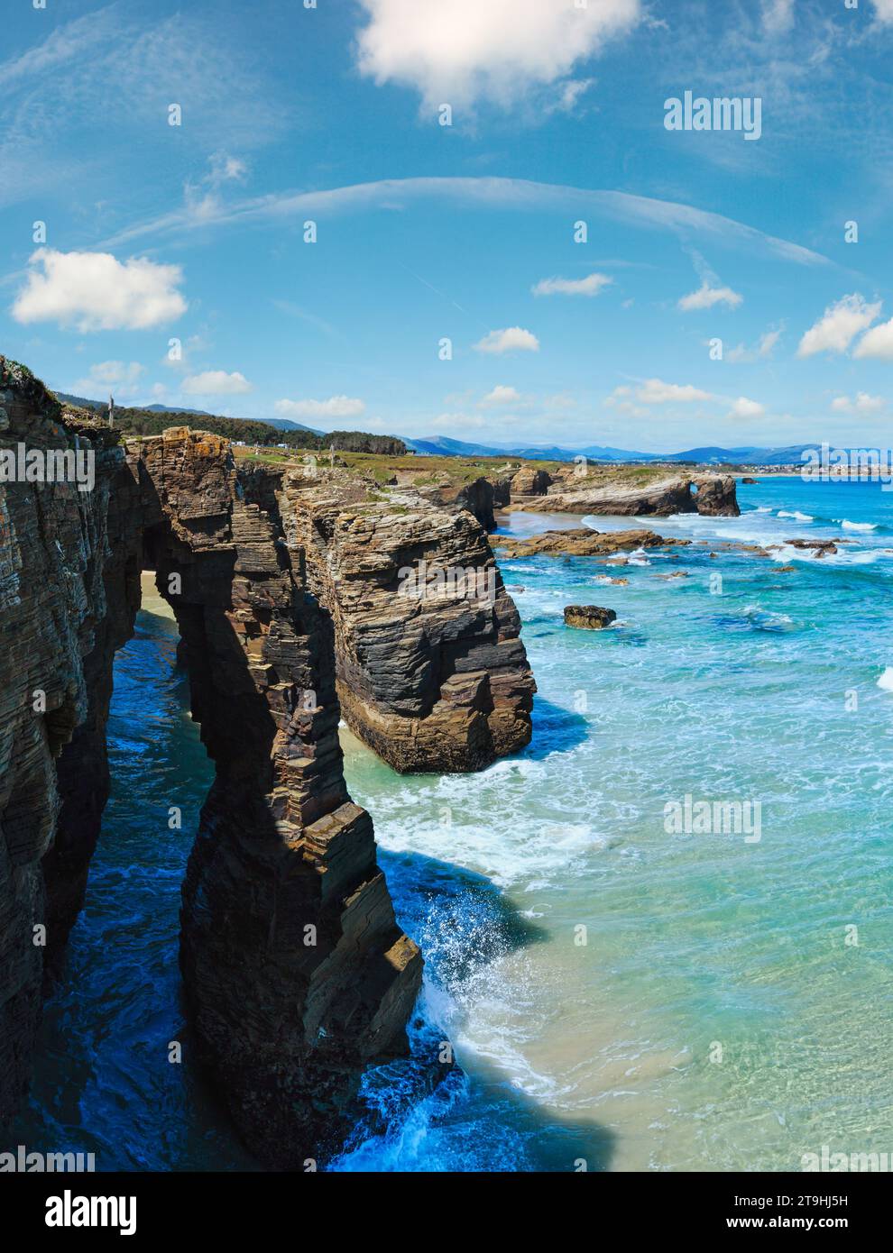 Arches de roche naturelle sur la côte cantabrique (plage des Cathédrales, Lugo, Galice, Espagne). Deux coups de croix de l'image. Banque D'Images