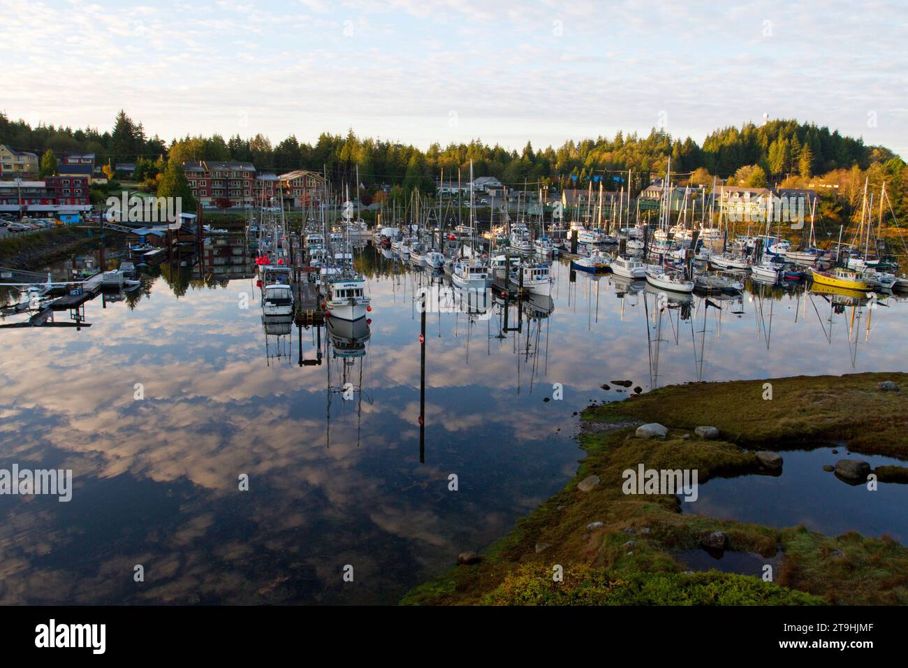 Navires commerciaux et de plaisance amarrés au port/port de plaisance d'Ucluelet, côte ouest de l'île de Vancouver, Colombie-Britannique, Canada pris du centre de villégiature Waters Edge. Banque D'Images