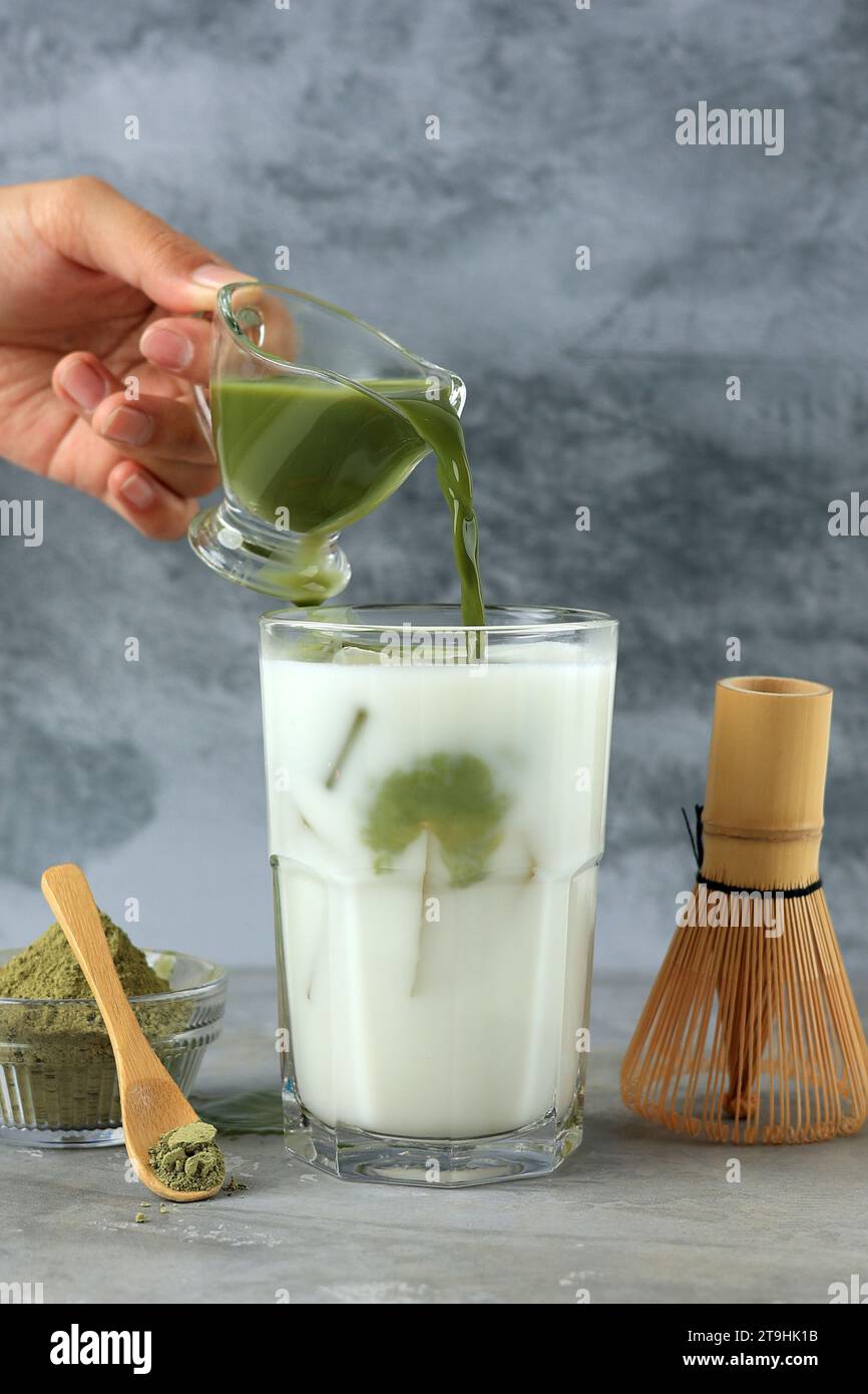 Verser le matcha au lait, préparer le Latte au thé vert Banque D'Images