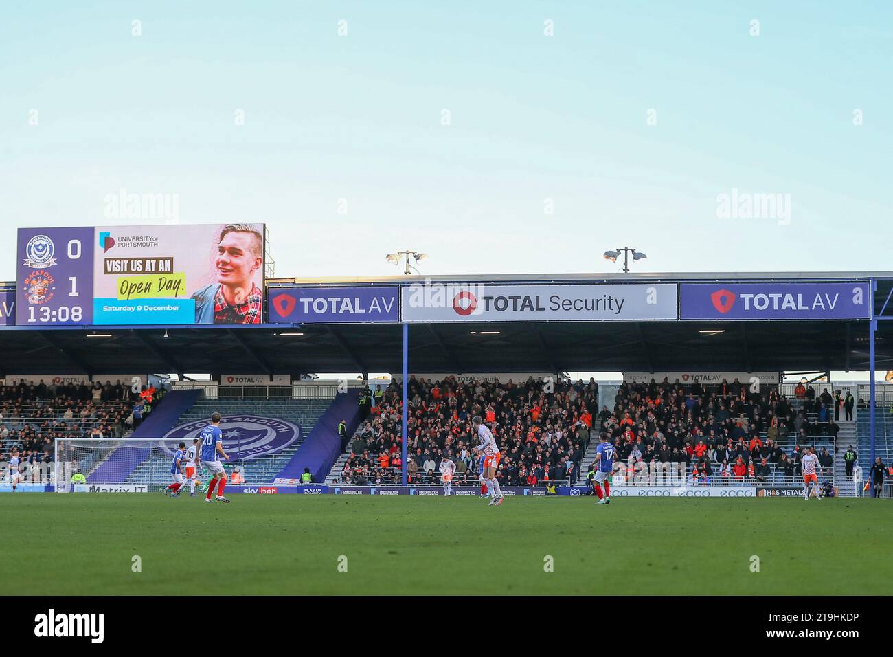 Les fans de Blackpool lors du match Sky Bet League 1 Portsmouth vs Blackpool au Fratton Park, Portsmouth, Royaume-Uni. 25 novembre 2023. (Photo de Gareth Evans/News Images) à Portsmouth, Royaume-Uni le 11/25/2023. (Photo Gareth Evans/News Images/Sipa USA) crédit : SIPA USA/Alamy Live News Banque D'Images