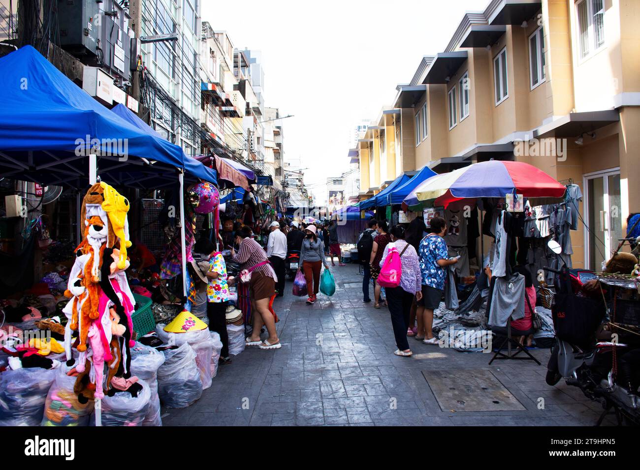 Matin sampeng marché local ou bazar de rue phahurat pour les clients thaïlandais et les voyageurs étrangers Voyage visite et sélection shopping acheter des marchandises prod Banque D'Images