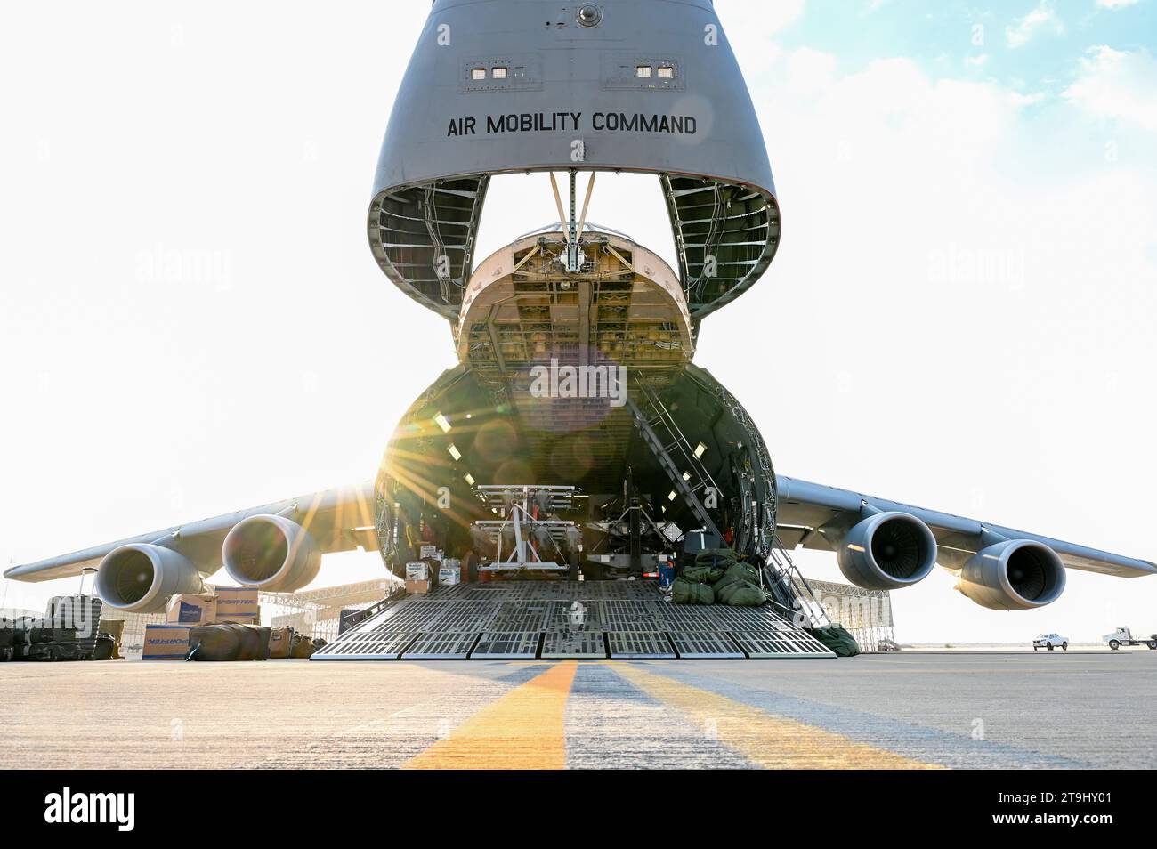 Un C-5 Galaxy de l'US Air Force a livré des forces et des munitions supplémentaires à un endroit non divulgué en Asie du Sud-Ouest, le 28 octobre 2023. Photo de courtoisie Banque D'Images