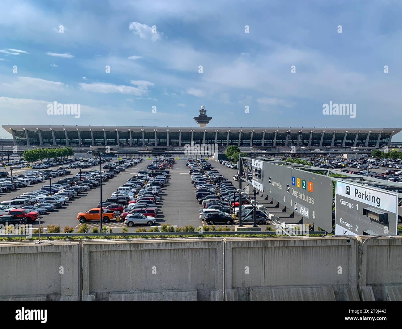 Aéroport de Dulles, Virginie, USA.terminal et parking. Banque D'Images