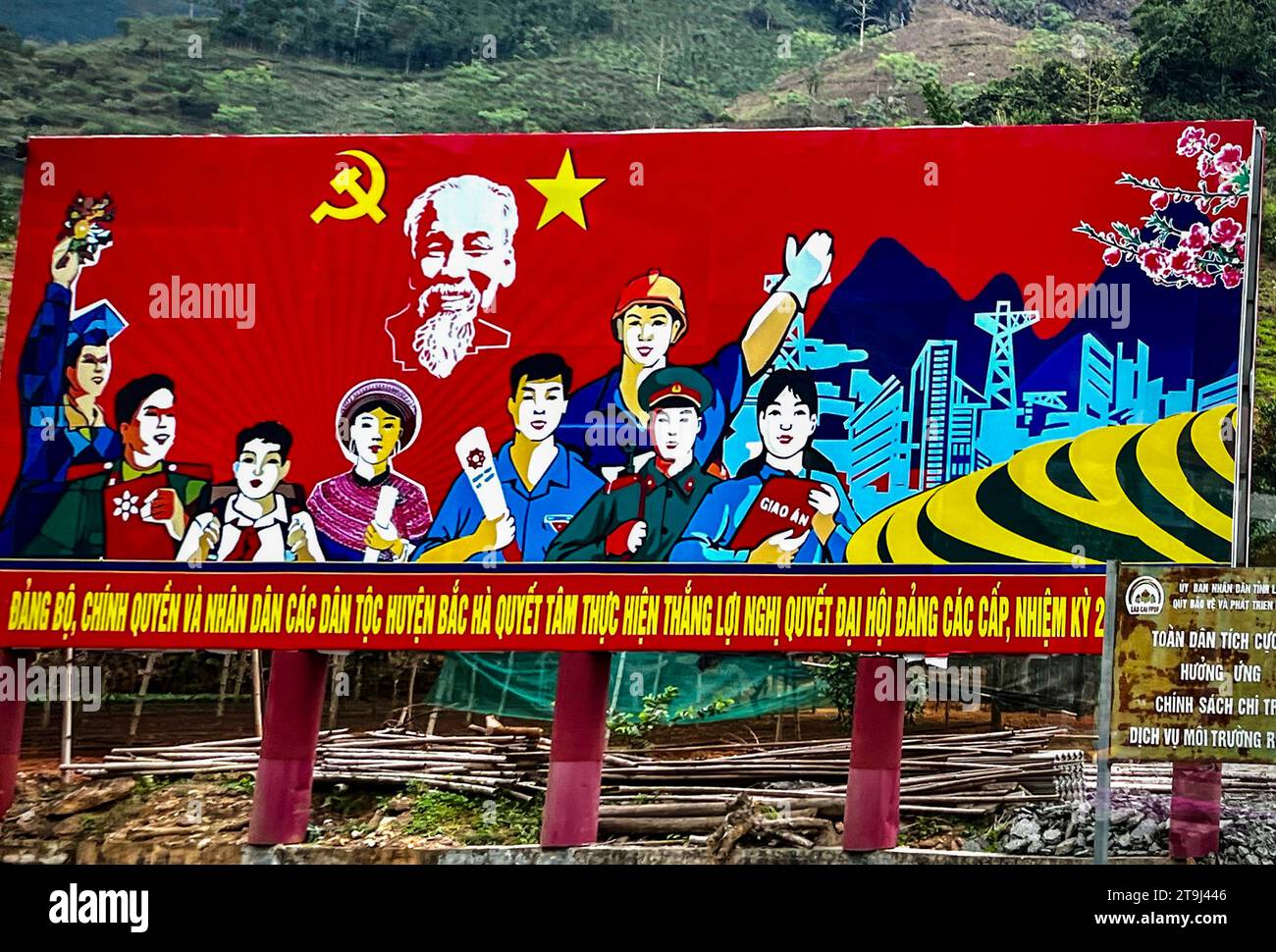 Bac Ha, province de Lao Cai, Vietnam. Panneau d'affichage politique. Banque D'Images