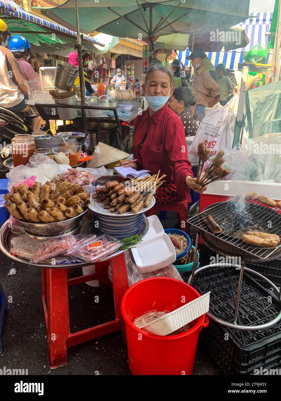 Binh Tay Market Scene, Vendor Roasting Meat over Charcoal, Ho Chi Minh ville, Vietnam. Banque D'Images