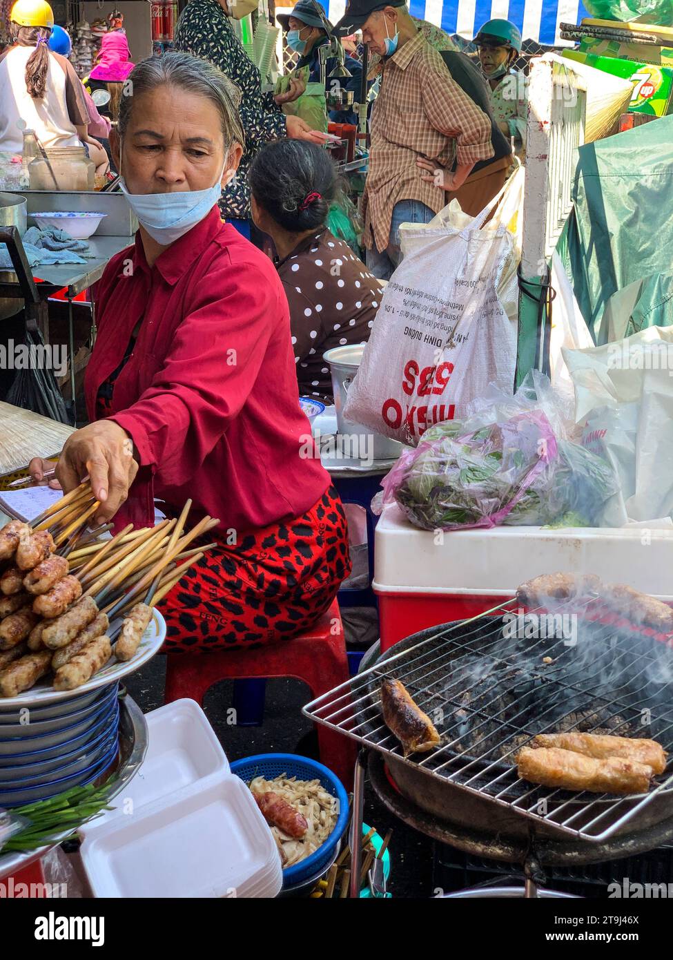 Binh Tay Market Scene, Vendor Roasting Meat over Charcoal, Ho Chi Minh ville, Vietnam. Banque D'Images