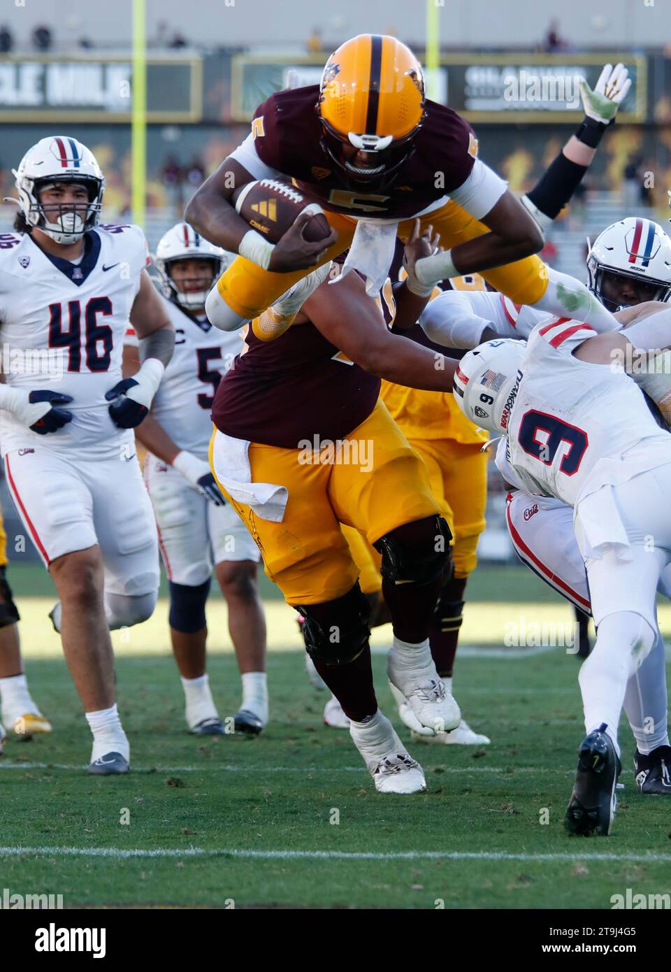November 25, 2023: Quarterback Jaden Rashada (5) of the Arizona State Sun Devils dives for the touchdown during NCAA football game between the University of Arizona and Arizona State University at Mountain America Stadium in Tempe, Arizona. ..Michael Cazares/CSM. (Credit Image: © Michael Cazares/Cal Sport Media) (Cal Sport Media via AP Images) Banque D'Images