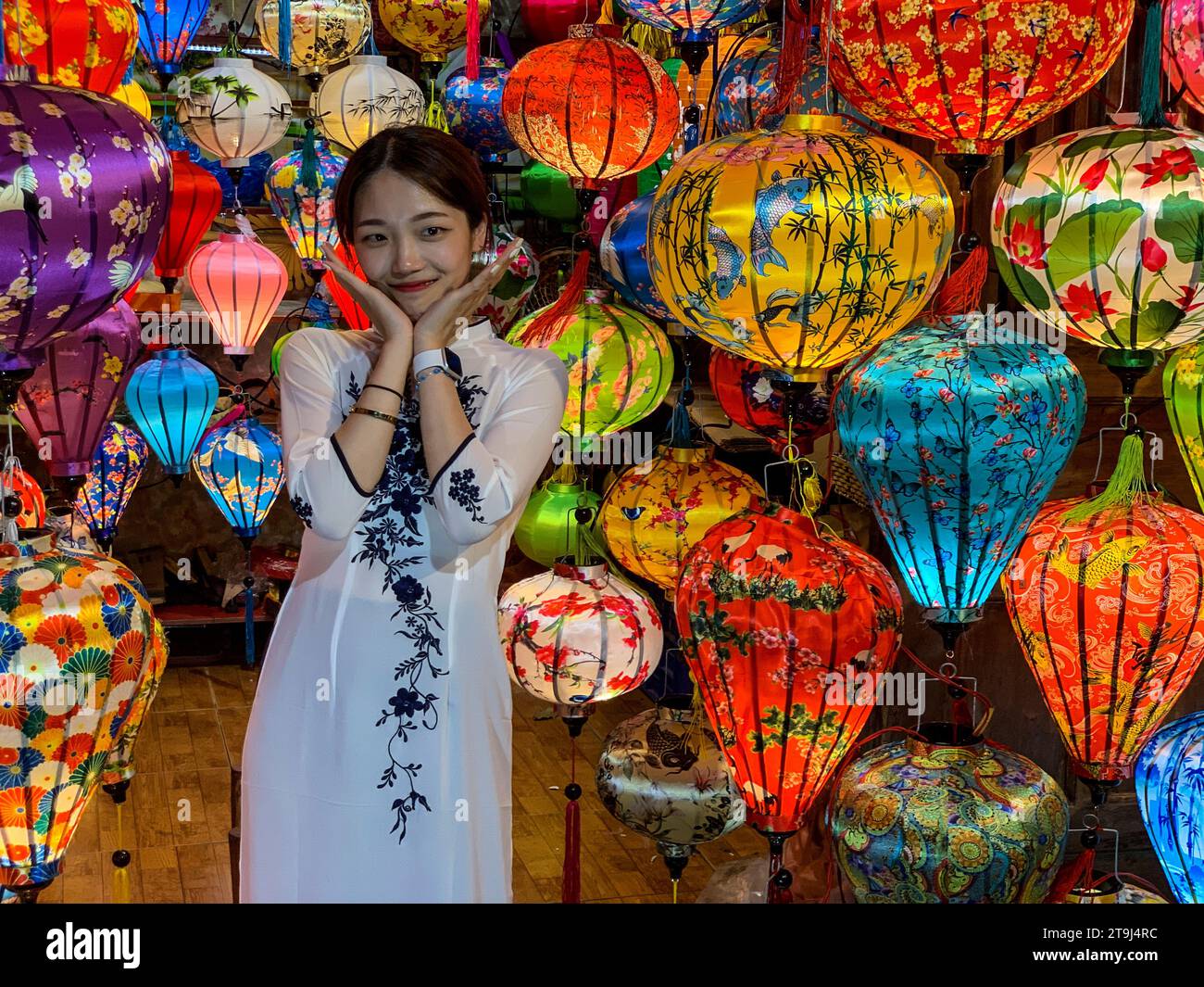 Hoi an, Vietnam. Client dans un magasin de lanternes. Banque D'Images