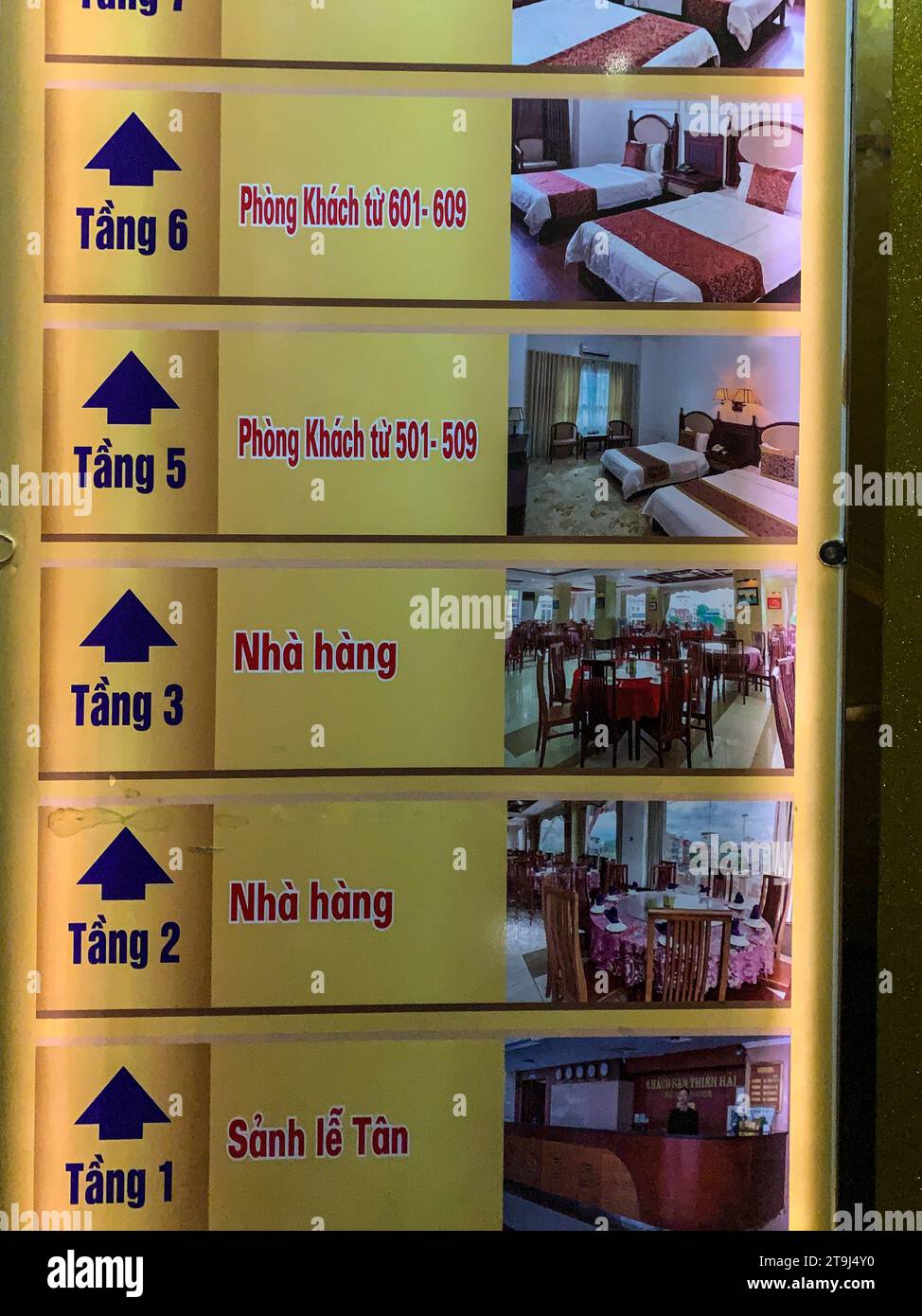 Lao Cai, Vietnam. L'absence du quatrième étage des options d'ascenseur montre Superstition chinoise que le numéro 4 est malchance. Banque D'Images