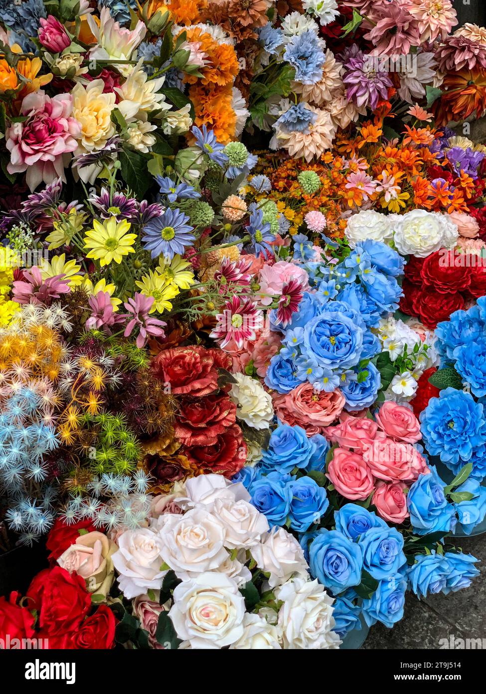 Hanoi, Vietnam. Fleurs artificielles, rue Hang Ma. Banque D'Images