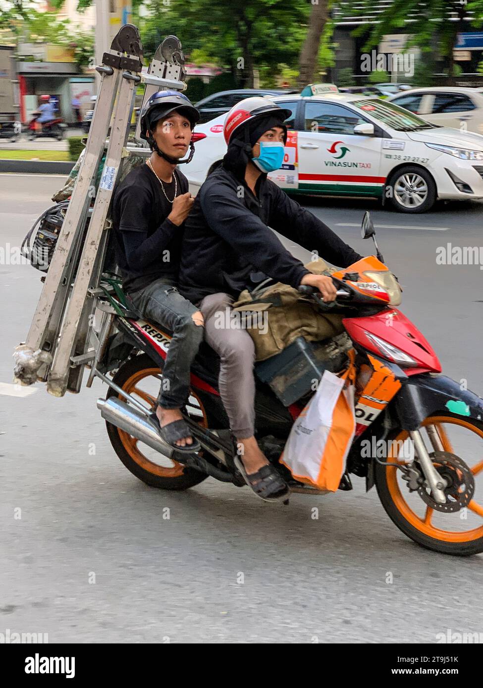 Ho Chi Minh Traffic, Vietnam. Porter une échelle sur une moto. Banque D'Images