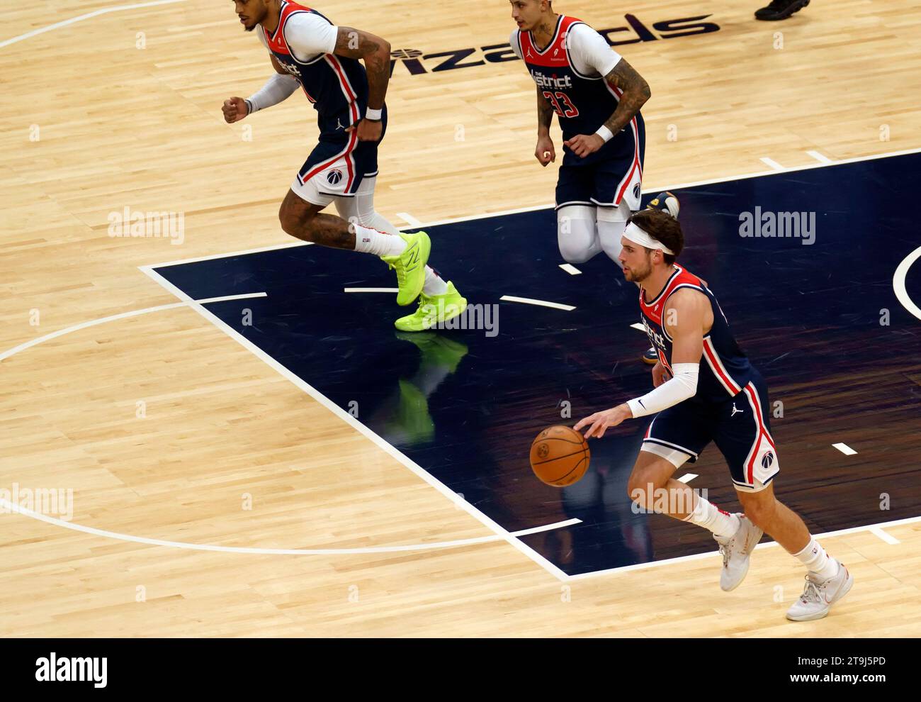 Washington, États-Unis. 25 novembre 2023. WASHINGTON, DC - 25 NOVEMBRE : l'attaquant Corey Kispert (24) des Washington Wizards à l'attaque lors d'un match NBA entre les Washington Wizards et les Hawks d'Atlanta, le 25 novembre 2023, à Capital One Arena, à Washington, DC. (Photo de Tony Quinn/SipaUSA) crédit : SIPA USA/Alamy Live News Banque D'Images