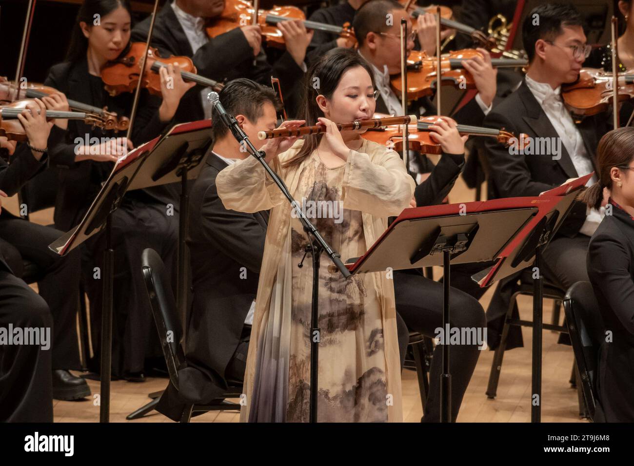 New York, Carnegie Hall à New York. 24 novembre 2023. Fan Linfeng, un flûte de bambou du Conservatoire central de musique de Pékin, en Chine, se produit au Carnegie Hall de New York, aux États-Unis, le 24 novembre 2023. Les artistes du principal orchestre symphonique chinois sont revenus ici vendredi soir après une pause provoquée par le COVID et ont gagné le cœur de plus d'un millier de membres du public avec leurs compositions de première mondiale. POUR ALLER AVEC «Feature : l'orchestre symphonique chinois gagne des applaudissements avec une performance remplie de première à New York» crédit : Michael Violago/Xinhua/Alamy Live News Banque D'Images