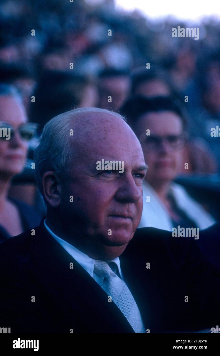 FL - MARS 1956 : le président de la Ligue nationale Warren C. Giles (1896-1979) regarde un match d'entraînement de printemps MLB vers mars 1956 en Floride. (Photo de Hy Peskin) *** Légende locale *** Warren C. Giles Banque D'Images