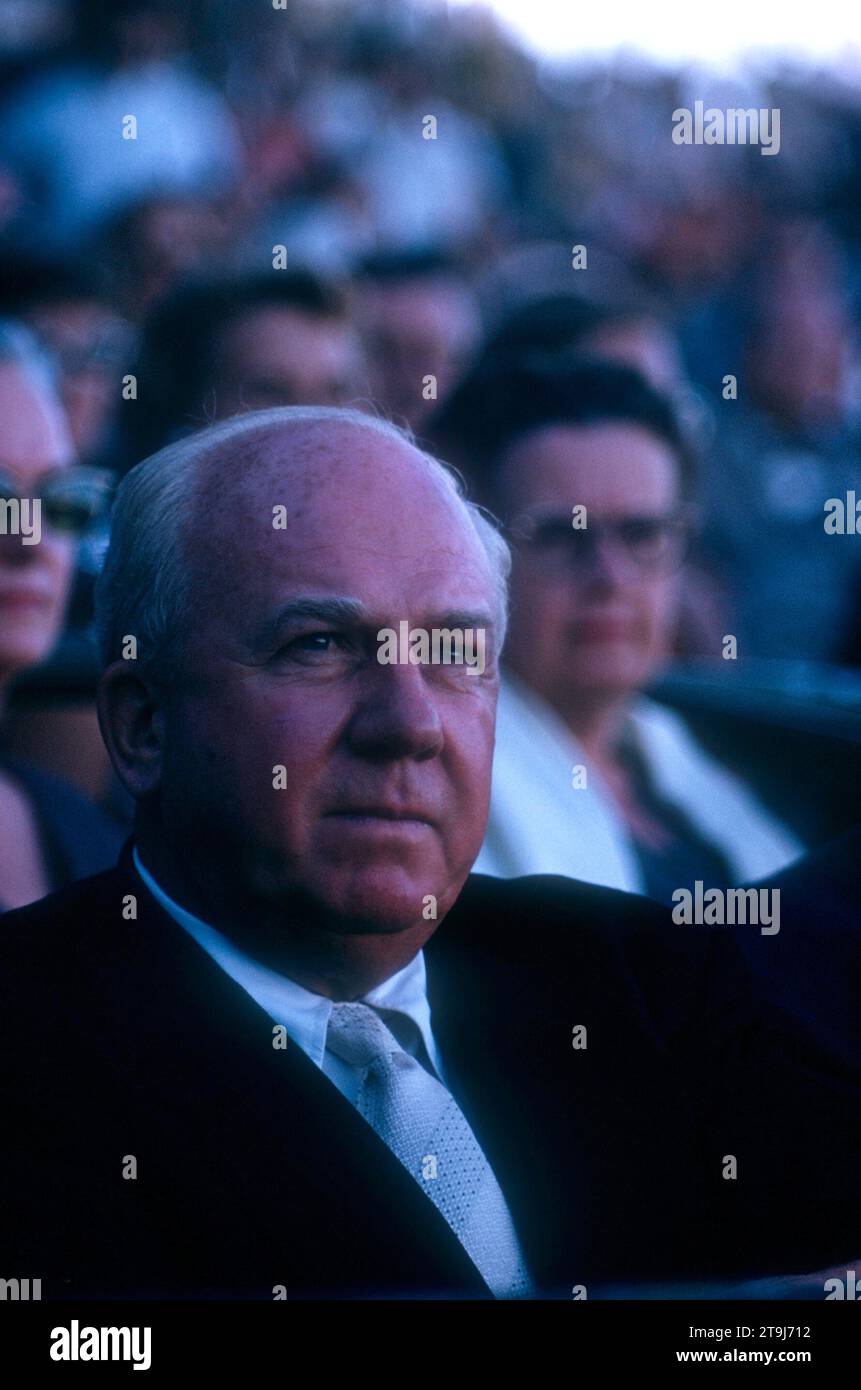 FL - MARS 1956 : le président de la Ligue nationale Warren C. Giles (1896-1979) regarde un match d'entraînement de printemps MLB vers mars 1956 en Floride. (Photo de Hy Peskin) *** Légende locale *** Warren C. Giles Banque D'Images