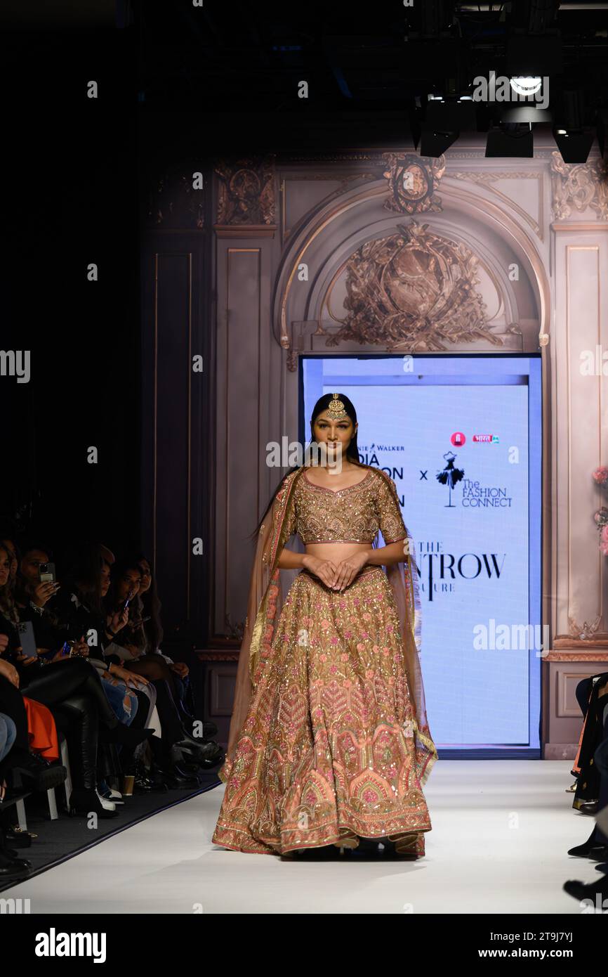 Londres, Royaume-Uni, le 25 novembre 2023, Indian Fashion week London a lieu à Hammersmith le 25 novembre 2023. Mettant en vedette divers créateurs de mode indiens, ces créations sont par The Front Row Couture., Andrew Lalchan Photography/Alamy Live News Banque D'Images